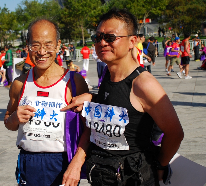 2011年10月16日,丁泽军教授与邵全法校友合影.